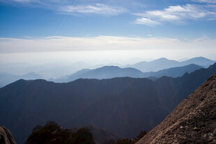 壮丽山景 蓝天白云相伴