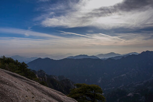 山巅云海壮丽风光