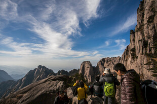游客于山间赏景