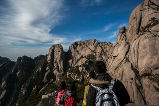 登山者眺望壮丽山景