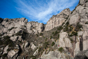 巍峨嶙峋的壮丽山景