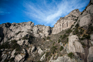 壮丽山景 岩石与蓝天交织