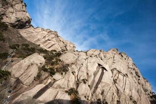 陡峭嶙峋的壮丽山景