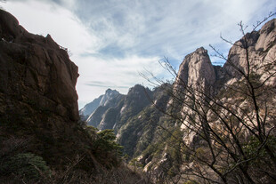 壮丽山景 峡谷间的巍峨奇峰