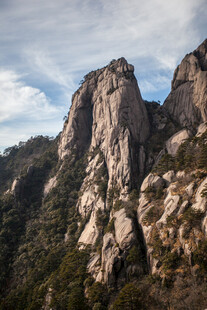 巍峨嶙峋的壮丽山景