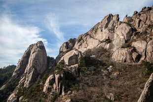 巍峨山峰映蓝天