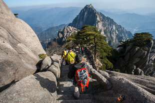 登山者攀登陡峭山峰