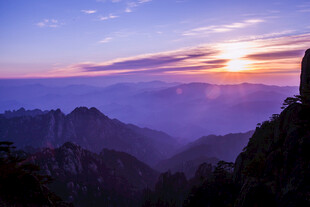 日出时分的壮丽山峦景色