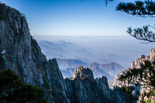 壮丽山景 巍峨奇峰入云端