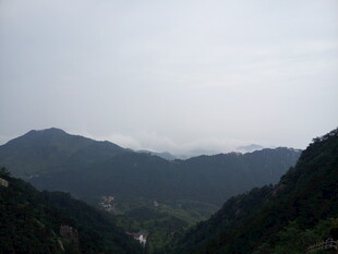 山峦叠翠的自然风光