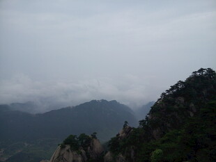 云雾缭绕的山峦美景