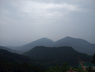 云雾缭绕的山峦美景