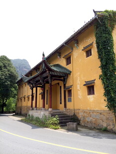 古朴黄墙建筑 绿植相伴