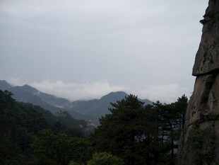 山间云雾缭绕的秀丽景致