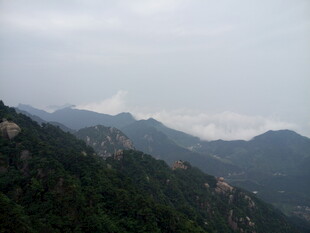 山峦云雾间的绿意景致