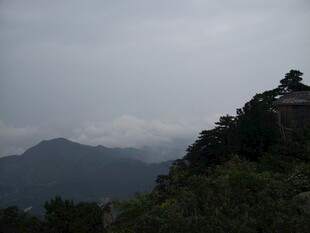 山间云雾缭绕的静谧景致