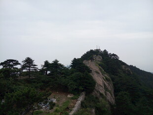 云雾缭绕的峻峭山峰