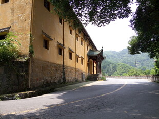 古朴路旁的传统中式建筑