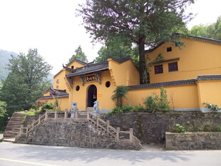 古朴黄色建筑 山间景致