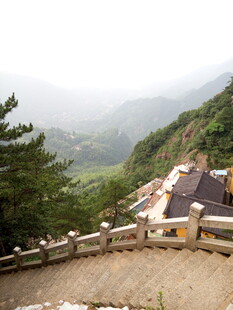 山间观景台俯瞰秀丽风光