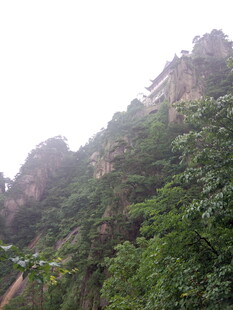 翠绿山峦间的自然景致