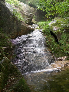 山间小瀑布 自然清幽景