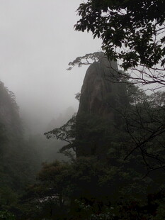 云雾缭绕中的奇峻山峰