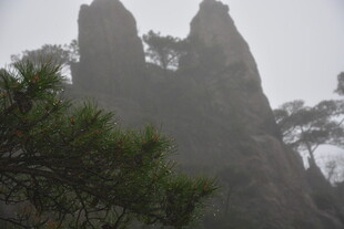 云雾缭绕的奇峰异石