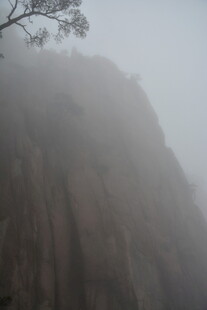 雾中峻峭山峰