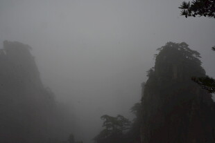 雾中奇峰