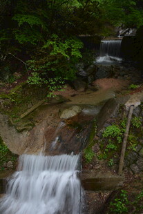 山间潺潺小瀑布景观