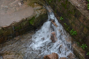 山间小瀑布潺潺流水