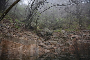 山林间的隐秘岩石景观