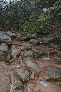 山间溪流旁的嶙峋怪石