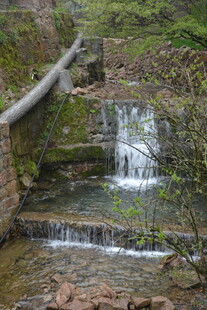 山间小瀑布溪流美景
