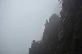 云雾缭绕的陡峭山峰