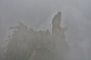 云雾缭绕中的奇峻山峰