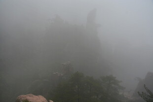 雾中朦胧的雄伟山峰