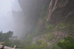 山间雾绕的壮丽悬崖景观
