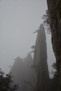 云雾缭绕中的奇峻山峰