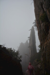 雾中徒步于奇峰峻岭间