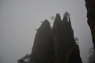 云雾缭绕的奇特山峰