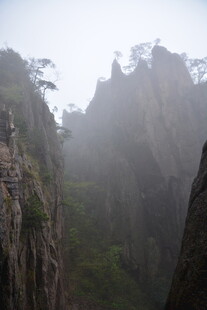 云雾缭绕下的险峻山峰