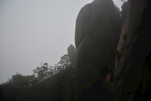 雾中攀岩者的惊险瞬间