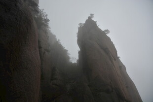云雾缭绕的险峻山峰
