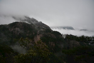云雾缭绕的壮美山峦