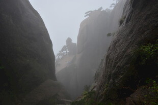 雾中峻峭山峰景观