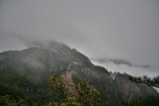 云雾缭绕的山峦美景