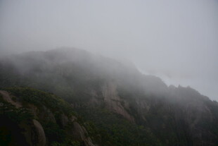 云雾缭绕的山峦美景