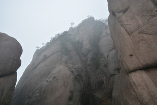 巍峨壮观的陡峭山石